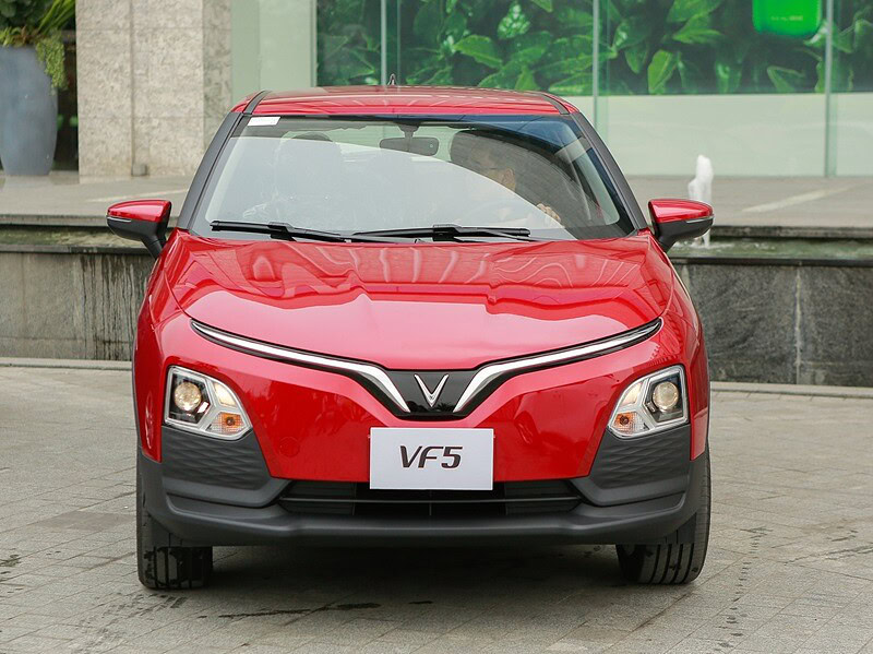 Xe Vinfast VF5 màu đỏ tại Vinfast Bình Chánh, Việt Nam.