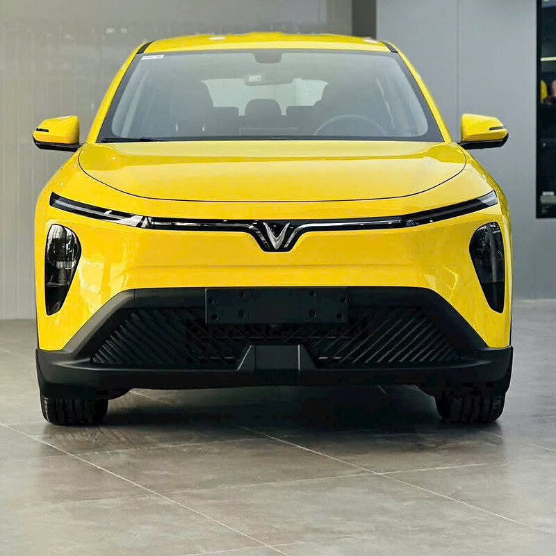 Xe Vinfast Lux SA2.0 2023 màu vàng tại đại lý Bình Chánh.