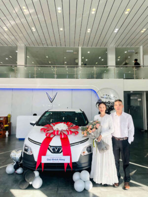 Vinfast ô tô mới tại đại lý Vinfast Bình Chánh, trang trí lễ khai trương.