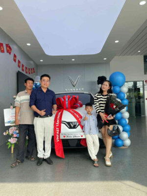 Khách hàng chụp hình cùng xe Vinfast tại đại lý Bình Chánh.