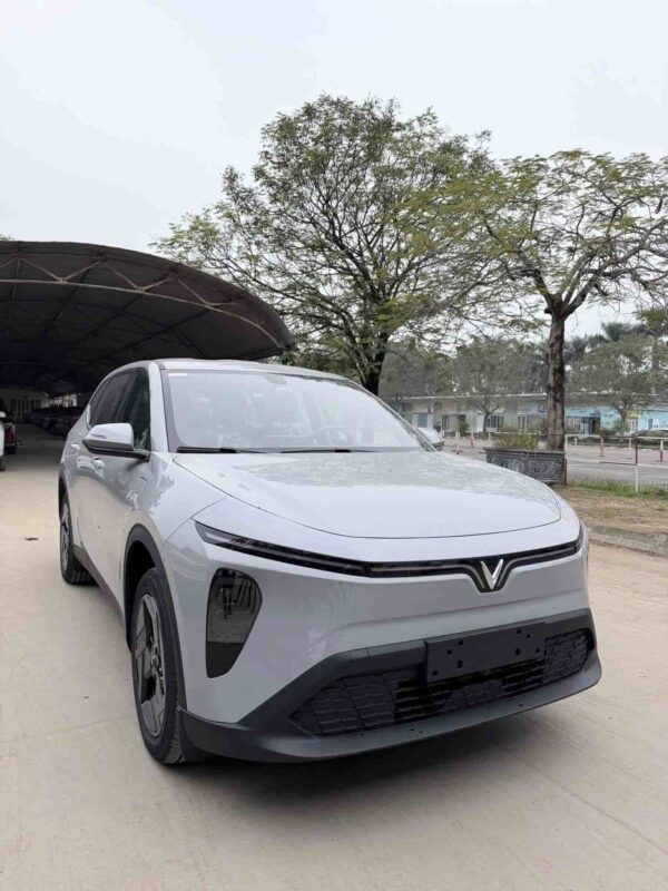 Vinfast MPV 7 màu bạc tại kho Vinfast