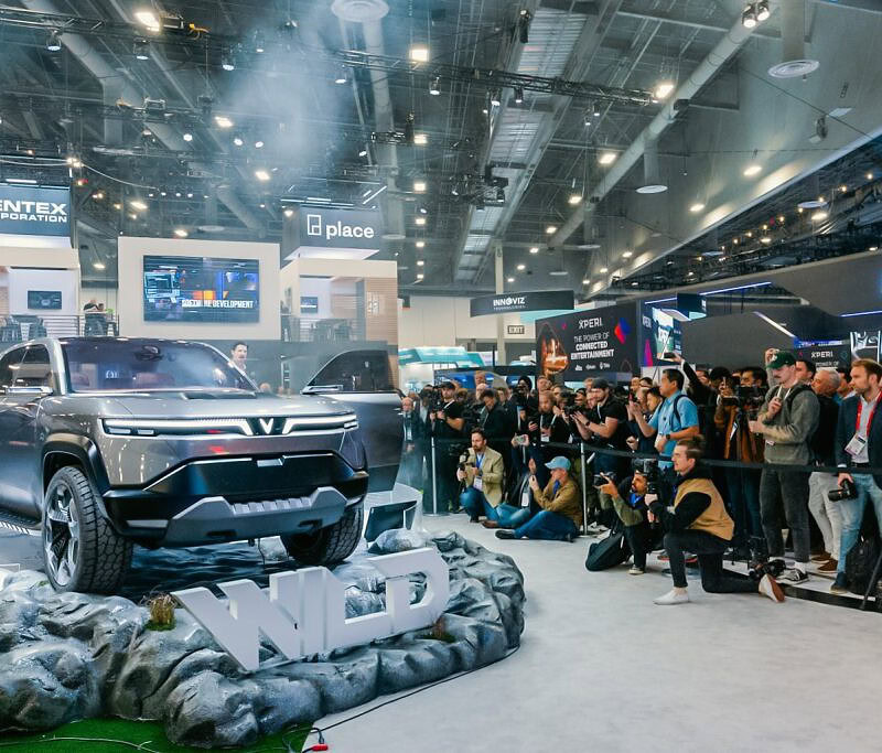 Xe VinFast VF Wild tại triển lãm ô tô, thu hút nhiều khách tham quan.